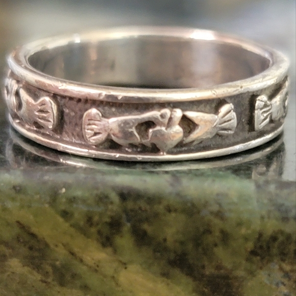 925 Jewelry - Vintage 925 Claddagh band ring. Unisex size 8.